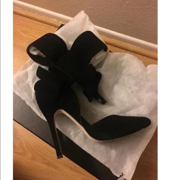 Armineh Abdul Jillil  high heel shoe. - Picture 2 of 2